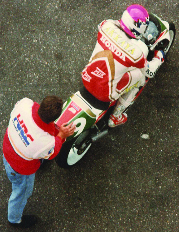 Can Akkaya (superbike-coach) with HRC technician Kai Brachthauser in Zolder Circuit, Belgium 1993